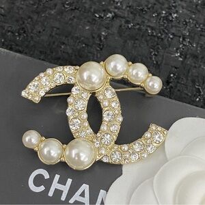 CHANEL Gold Brooch with Pearls and Crystals